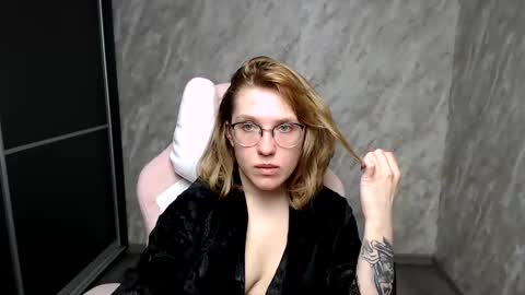 Snapshot of reginasmilee chatting on March 7, 2025, 6:35 am Regina online show from March 7, 2025, 6:35 am