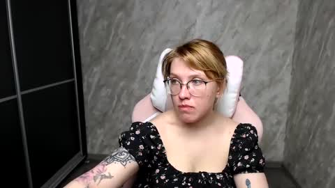 Snapshot of reginasmilee chatting on March 10, 2025, 11:10 am Regina online show from March 10, 2025, 11:10 am