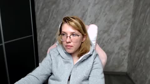 Snapshot of reginasmilee chatting on March 11, 2025, 8:20 am Regina online show from March 11, 2025, 8:20 am