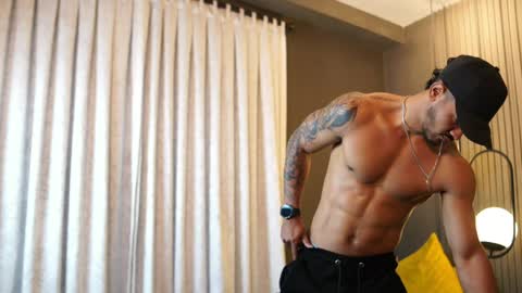 Snapshot of reik_von chatting on May 5, 2026, 12:35 pm Reik online show from May 5, 2026, 12:35 pm