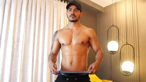 Snapshot of reik_von chatting on May 10, 2026, 3:17 pm Reik online show from May 10, 2026, 3:17 pm
