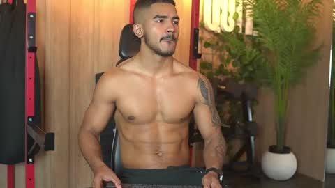Snapshot of reik_von chatting on May 15, 2026, 12:12 pm Reik online show from May 15, 2026, 12:12 pm