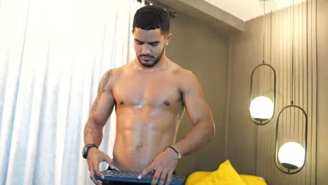 Snapshot of reik_von chatting on June 19, 2026, 12:42 pm Reik online show from June 19, 2026, 12:42 pm