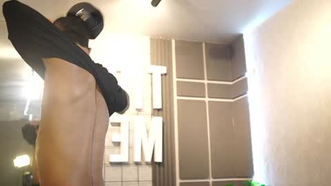Snapshot of reik_von chatting on June 22, 2026, 12:46 pm Reik online show from June 22, 2026, 12:46 pm