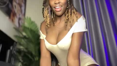 reina77xo online show from May 6, 2026, 5:07 pm