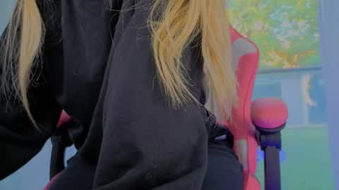 reina cummings online show from September 28, 2025, 5:46 am