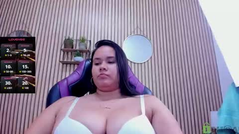Snapshot of reina_loren chatting on February 15, 2026, 7:51 am reina_loren online show from February 15, 2026, 7:51 am