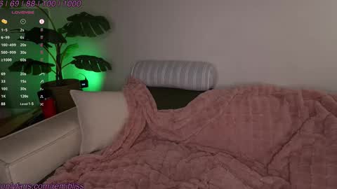 Snapshot of remibliss chatting on March 4, 2026, 1:55 am Remi online show from March 4, 2026, 1:55 am