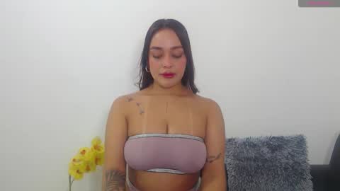 renatabrownn28 online show from June 7, 2026, 4:22 pm