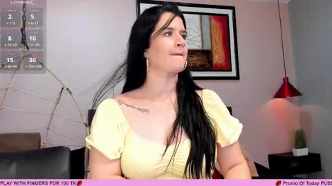 Snapshot of renataruiz_rr chatting on February 28, 2025, 6:20 pm online show from February 28, 2025, 6:20 pm