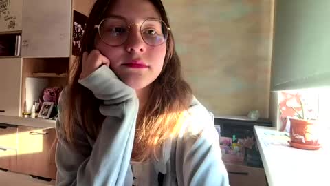 Mia online show from April 29, 2026, 2:32 pm