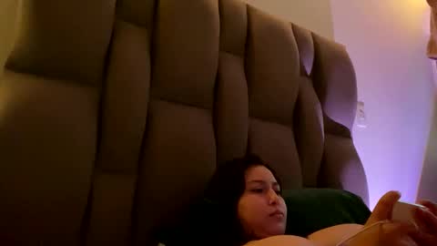 Rexa y blade  online show from October 15, 2025, 9:48 pm