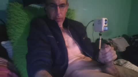 reyes_albert2006 online show from April 12, 2026, 8:52 am