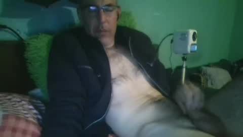 reyes_albert2006 online show from April 19, 2026, 6:10 pm