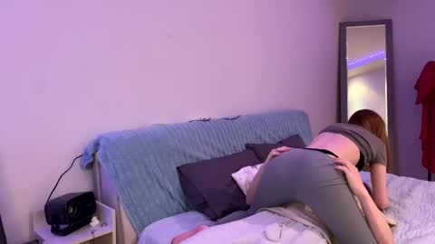 Snapshot of reynasweet_ chatting on April 8, 2026, 10:10 pm Lola online show from April 8, 2026, 10:10 pm