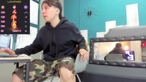 Snapshot of rhaegal_hot chatting on December 19, 2024, 5:18 pm Rhaegal online show from December 19, 2024, 5:18 pm