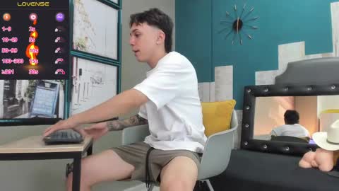 Snapshot of rhaegal_hot chatting on December 20, 2024, 2:38 pm Rhaegal online show from December 20, 2024, 2:38 pm