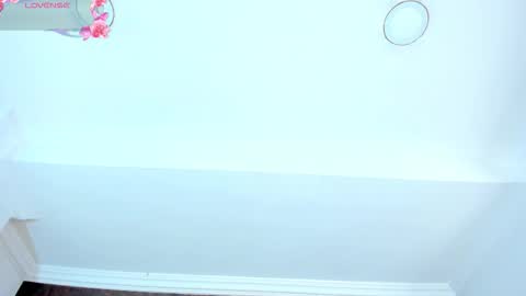 Riana online show from September 8, 2025, 4:39 pm