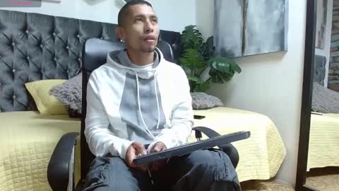 Snapshot of richar_voller chatting on February 18, 2025, 11:00 am richar_voller online show from February 18, 2025, 11:00 am