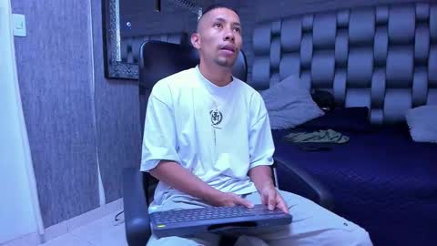 Snapshot of richar_voller chatting on October 11, 2025, 11:31 am richar_voller online show from October 11, 2025, 11:31 am