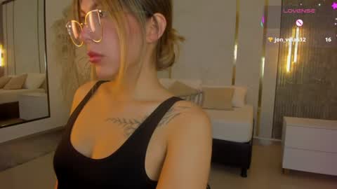 Snapshot of riley_sierra chatting on June 9, 2026, 1:23 pm Riley Sierra online show from June 9, 2026, 1:23 pm