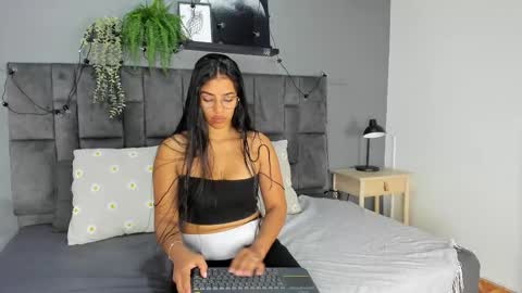 Snapshot of ririibrunette__ chatting on October 18, 2025, 7:36 pm RIRI online show from October 18, 2025, 7:36 pm