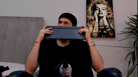 Snapshot of roan_birkin chatting on June 4, 2026, 8:37 pm Roan Birkin online show from June 4, 2026, 8:37 pm
