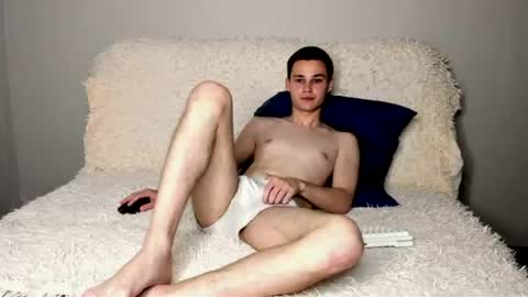 Snapshot of robert10211 chatting on June 19, 2026, 2:05 am robert10211 online show from June 19, 2026, 2:05 am
