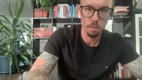 robert_x666 online show from June 19, 2026, 5:39 pm