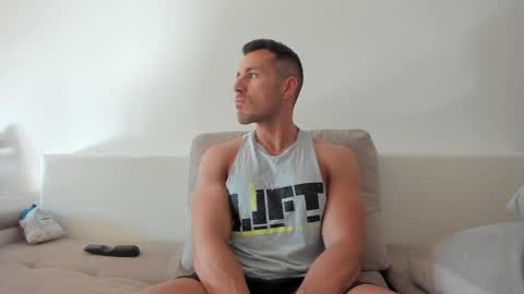 roberto4ever online show from June 9, 2026, 4:57 am