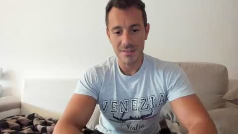 Snapshot of roberto4ever chatting on July 7, 2026, 5:21 am roberto4ever online show from July 7, 2026, 5:21 am