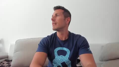 Snapshot of roberto4ever chatting on August 5, 2026, 9:34 am roberto4ever online show from August 5, 2026, 9:34 am
