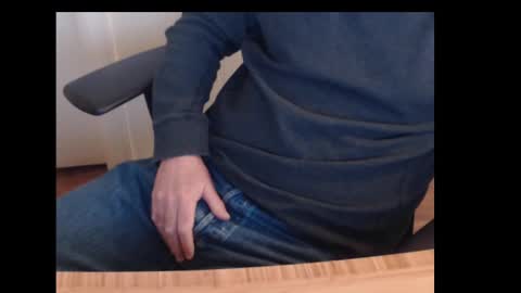 robidan6923 online show from February 19, 2025, 2:44 pm