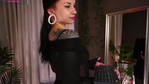 Snapshot of rocknsexx chatting on June 15, 2026, 8:33 pm Roxy online show from June 15, 2026, 8:33 pm