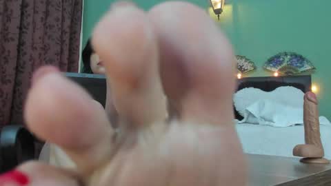 Roma Calderon online show from May 18, 2026, 4:07 am