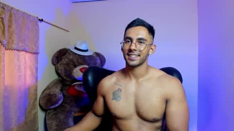 Snapshot of romanpearce_ chatting on January 27, 2025, 5:15 pm Roman online show from January 27, 2025, 5:15 pm
