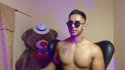 Snapshot of romanpearce_ chatting on January 31, 2025, 1:33 am Roman online show from January 31, 2025, 1:33 am