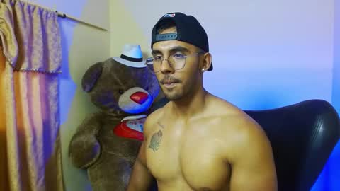 Snapshot of romanpearce_ chatting on February 5, 2025, 9:07 pm Roman online show from February 5, 2025, 9:07 pm