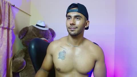 Snapshot of romanpearce_ chatting on February 6, 2025, 8:13 pm Roman online show from February 6, 2025, 8:13 pm