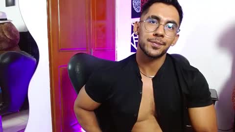 Snapshot of romanpearce_ chatting on March 8, 2025, 9:08 pm Roman online show from March 8, 2025, 9:08 pm