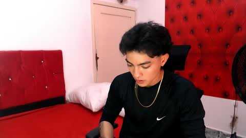 Snapshot of romeomillerr chatting on November 18, 2025, 7:18 pm Romeo online show from November 18, 2025, 7:18 pm