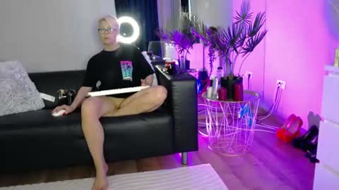 Snapshot of rosacatalleya chatting on June 15, 2026, 4:25 am Rose online show from June 15, 2026, 4:25 am