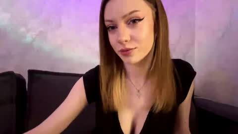 rosaliehue online show from May 5, 2026, 6:38 pm