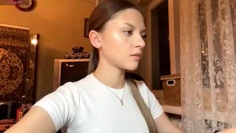 Snapshot of rosanareichelt chatting on December 16, 2025, 2:11 pm Mona online show from December 16, 2025, 2:11 pm