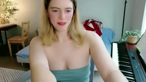 rose77782 online show from April 26, 2026, 6:49 pm