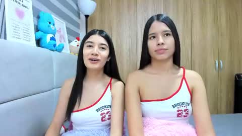 Snapshot of roseandmiah chatting on June 25, 2026, 4:34 am Rose y Miah online show from June 25, 2026, 4:34 am