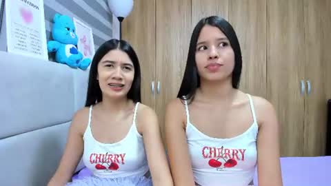 Snapshot of roseandmiah chatting on July 4, 2026, 3:35 am Rose y Miah online show from July 4, 2026, 3:35 am