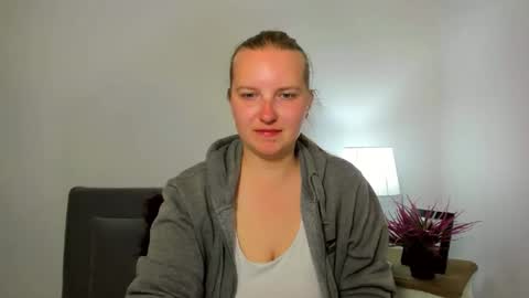 Snapshot of rosehypnotic chatting on April 27, 2026, 5:22 pm Rose online show from April 27, 2026, 5:22 pm