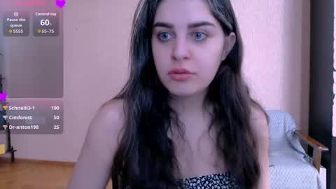 Snapshot of roselina_ chatting on October 31, 2025, 7:09 am Rose online show from October 31, 2025, 7:09 am