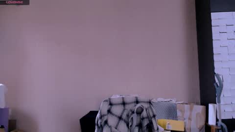 Snapshot of roselina_ chatting on December 4, 2025, 7:28 am Rose online show from December 4, 2025, 7:28 am